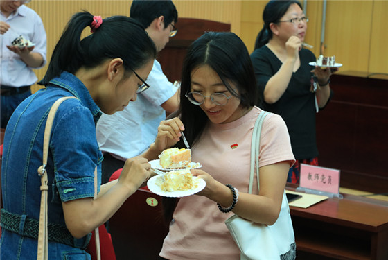 20170921amjs澳金沙门线路首页举办2017年第三季度教职工生日集体庆祝活动 (8)_副本.jpg